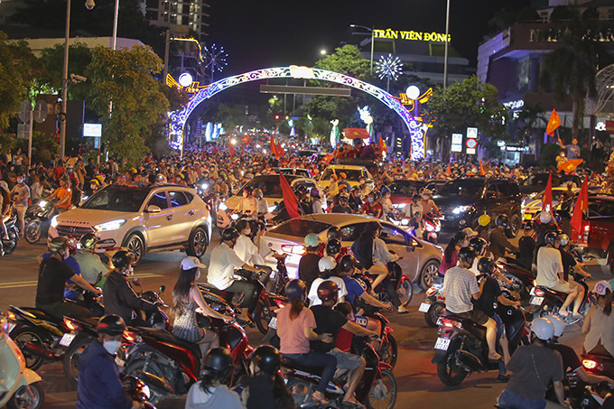 Vehicles from different directions converged on Tran Phu Street