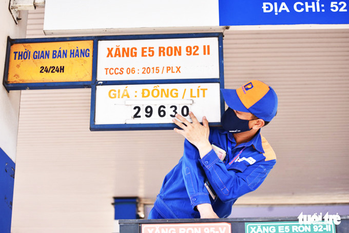  Nhân viên thay giá xăng RON 92 lúc 15h chiều ngày 23-5 tại một cây xăng trên đường Nơ Trang Long, quận Bình Thạnh, TP.HCM - 