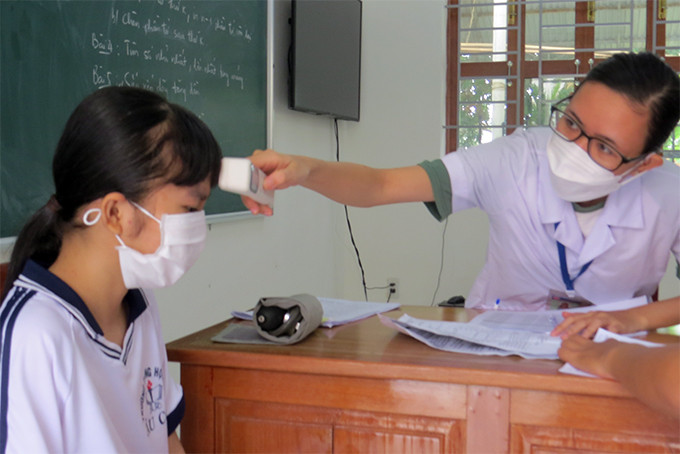 Kiểm tra sức khoẻ cho trẻ dưới 12 tuổi trước khi tiêm vắc xin phòng Covid-19 ở huyện Vạn Ninh