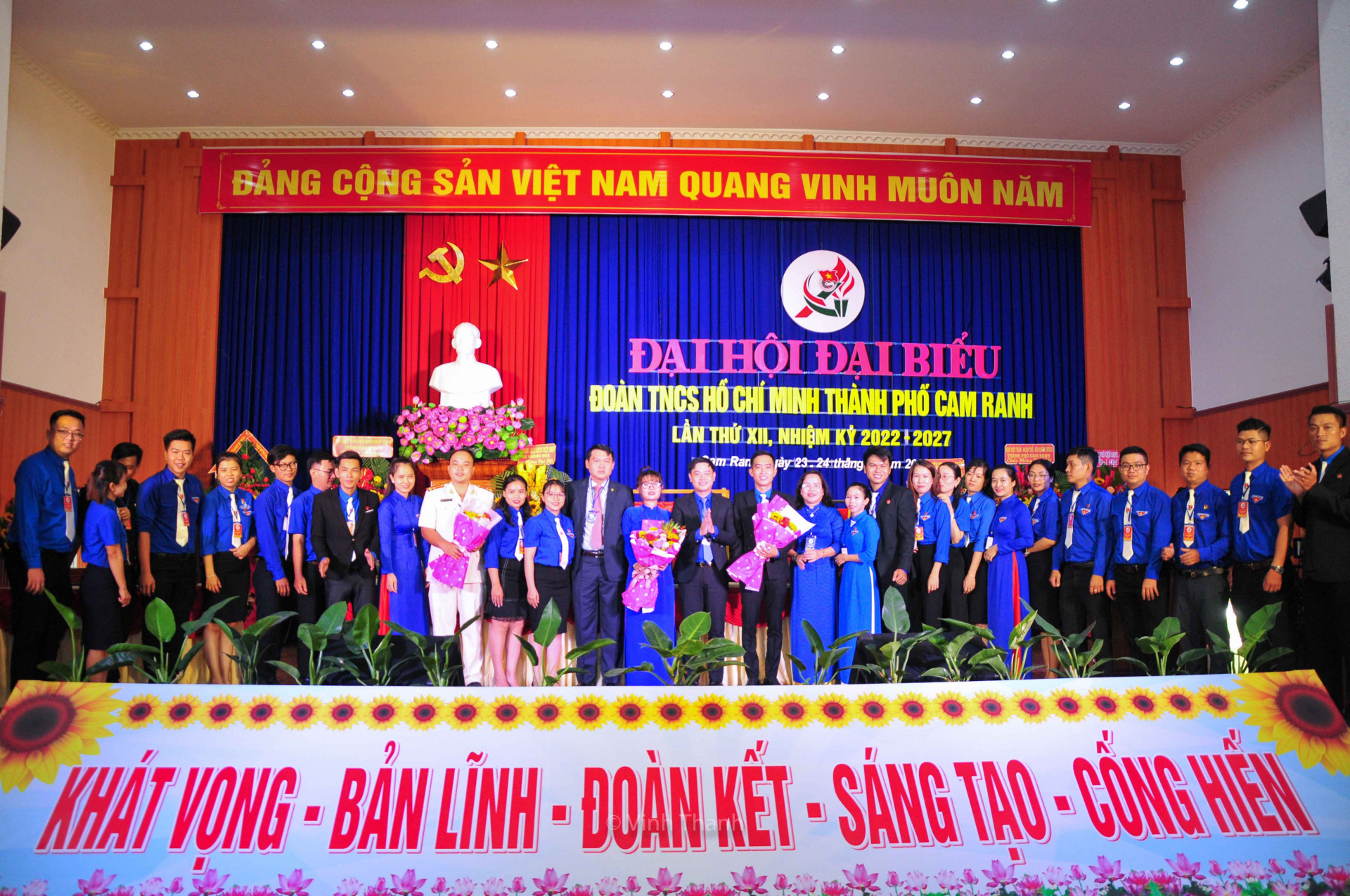 Các đại biểu tặng hoa chúc mừng Ban Chấp hành Thành đoàn Cam Ranh nhiệm kỳ 2022 - 2027