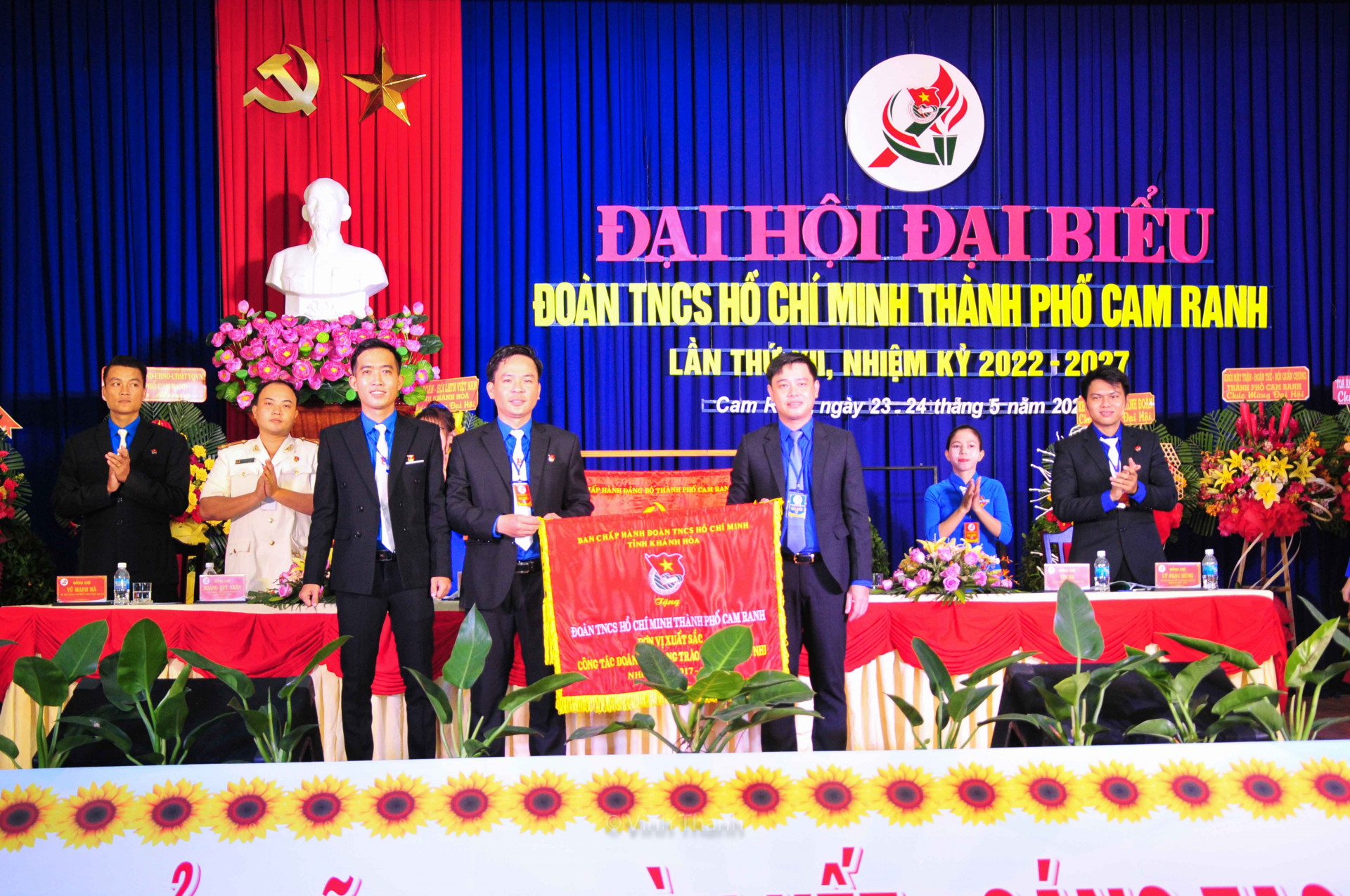 Lãnh đạo Tỉnh đoàn trao cờ thi đua xuất sắc nhiệm kỳ 2022 - 2027 cho Thành đoàn Cam Ranh