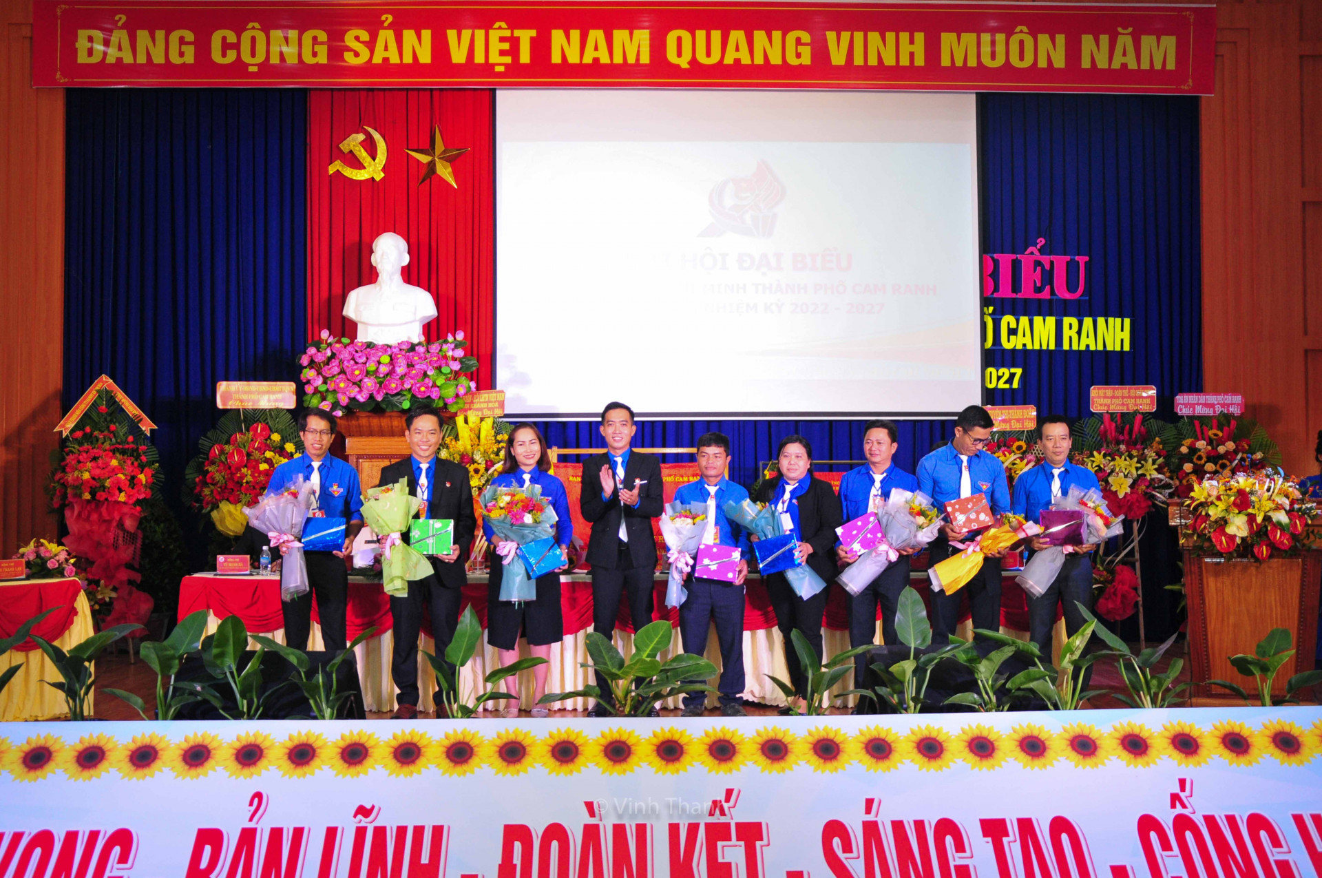 Đại hội tặng quà cho các Uỷ viên Ban Chấp hành Thành đoàn Cam Ranh khoá XI không tái cử khoá mới