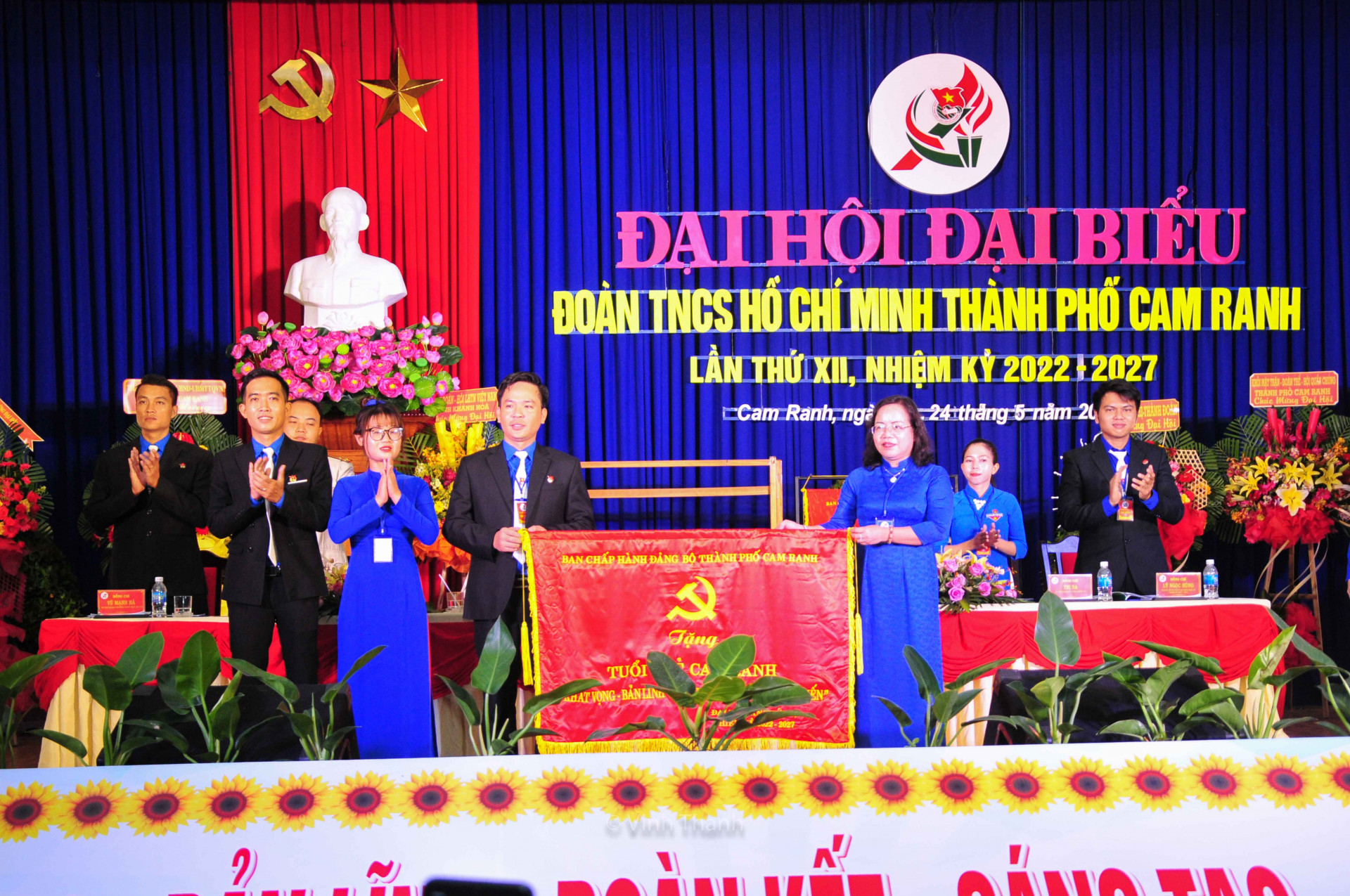 Thành uỷ Cam Ranh tặng đại hội bức trướng mang dòng chữ  "Tuổi trẻ Cam Ranh khát vọng - bản lĩnh - đoàn kết - sáng tạo - cống hiến "