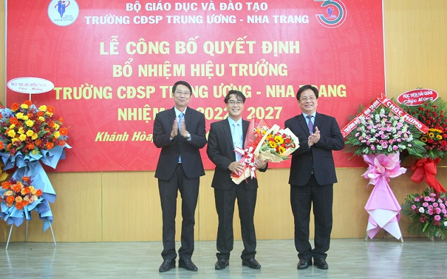 Ông Hồ Văn Mừng và đồng chí Đinh Văn Thiệu tặng hoa chúc mừng tân Hiệu trưởng Trường Cao đẳng Sư phạm Trung ương Nha Trang. 