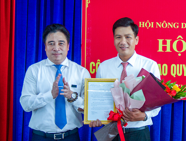 Đồng chí Nguyễn Khắc Toàn trao quyết định công nhận 