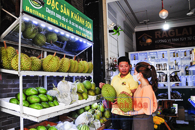 Trái cây đặc sản của huyện Khánh Sơn đươc bán tại cửa hàng của anh Huỳnh Mazsa ở số 39 Võ Trứ (TP. Nha Trang)