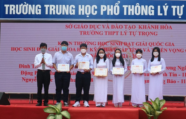 Thầy Trương Minh Trình - Hiệu trưởng nhà trường trao giấy khen cho các học sinh đạt thành tích. 