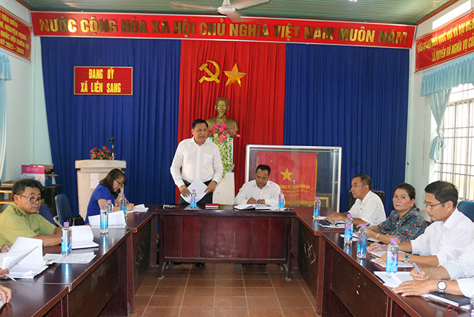 Ông Lê Hữu Thọ phát biểu tại buổi làm việc với Đảng bộ xã Liên Sang. 