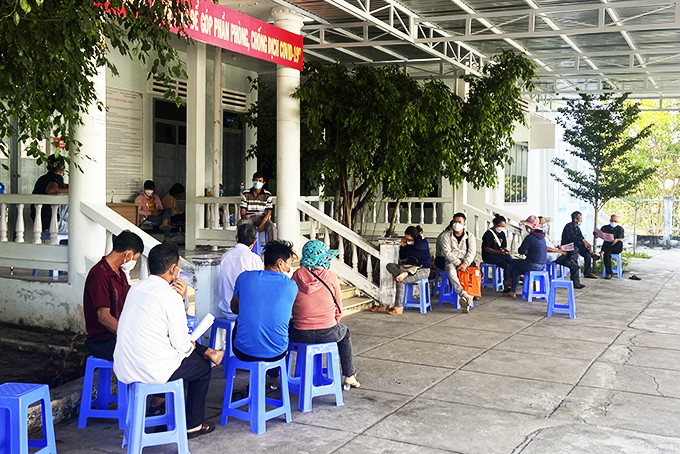 Người dân chờ bốc số để nộp hồ sơ tại Chi nhánh Văn phòng Đăng ký đất đai  tại huyện Cam Lâm thời điểm tháng 4-2022.