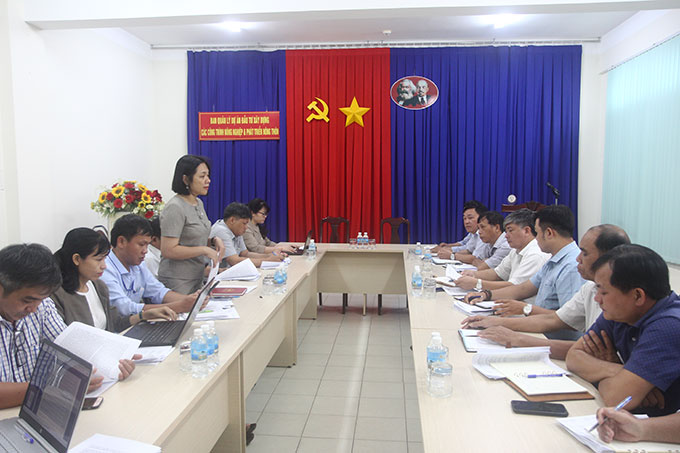 Bà Trần Thu Mai - Giám đốc Sở Nội vụ, Trưởng đoàn kiểm tra phát biểu tại buổi kiểm tra.