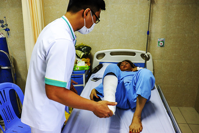 Kiểm tra gót chân của bệnh nhân sau phẫu thuật.