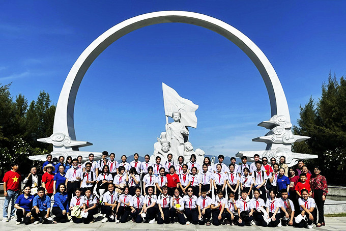 Cán bộ, giáo viên và học sinh nhà trường đến thăm Khu tưởng niệm chiến sĩ Gạc Ma (huyện Cam Lâm).