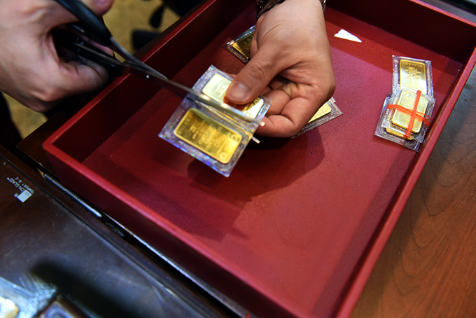 Giá vàng hôm nay 27.5.2022: Thế giới tụt dốc, SJC bật tăng gần nửa triệu đồng