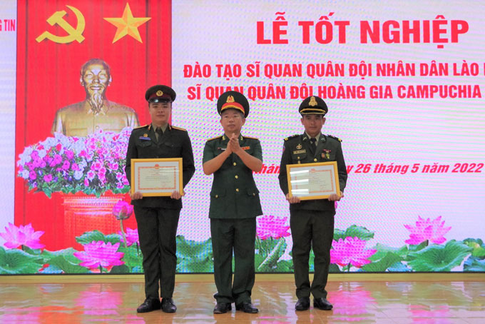 Đại tá Lê Xuân Hùng - Hiệu trưởng Trường Sĩ quan Thông tin trao giấy khen cho các học viên có thành tích xuất sắc.