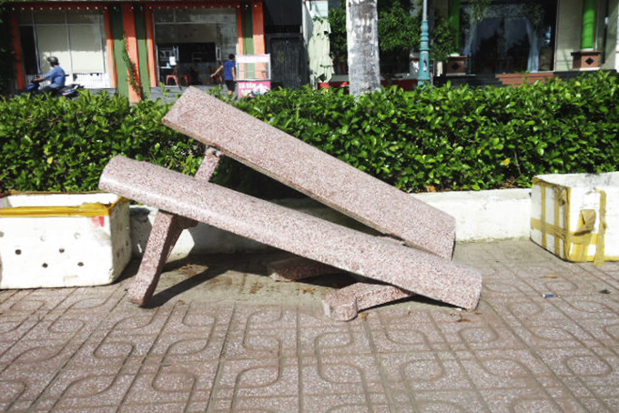 Ở công viên Đài tưởng niệm (đường Nguyễn Huệ, thị trấn Diên Khánh, huyện Diên Khánh) có một số ghế ngồi bị gãy bể, hư hỏng (ảnh).