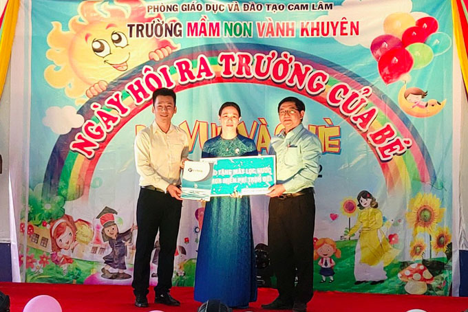 Công ty VMS: Trao tặng hệ thống máy lọc nước cho trường học ở Cam Lâm