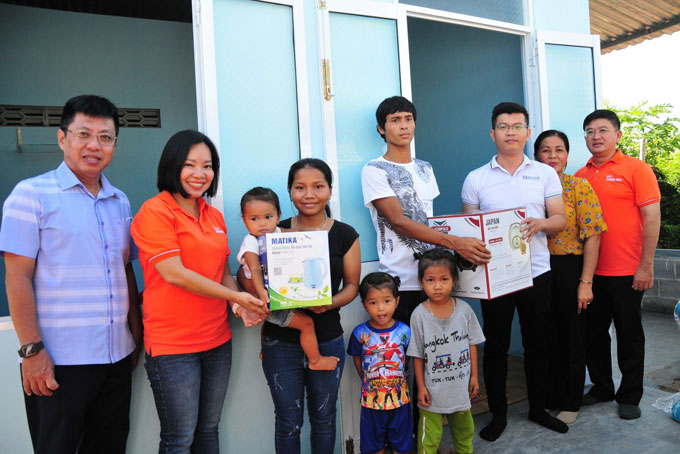 Đại diện Tổng Công ty Khánh Việt (bìa trái) tại lễ bàn giao căn nhà do Khatoco tài trợ.