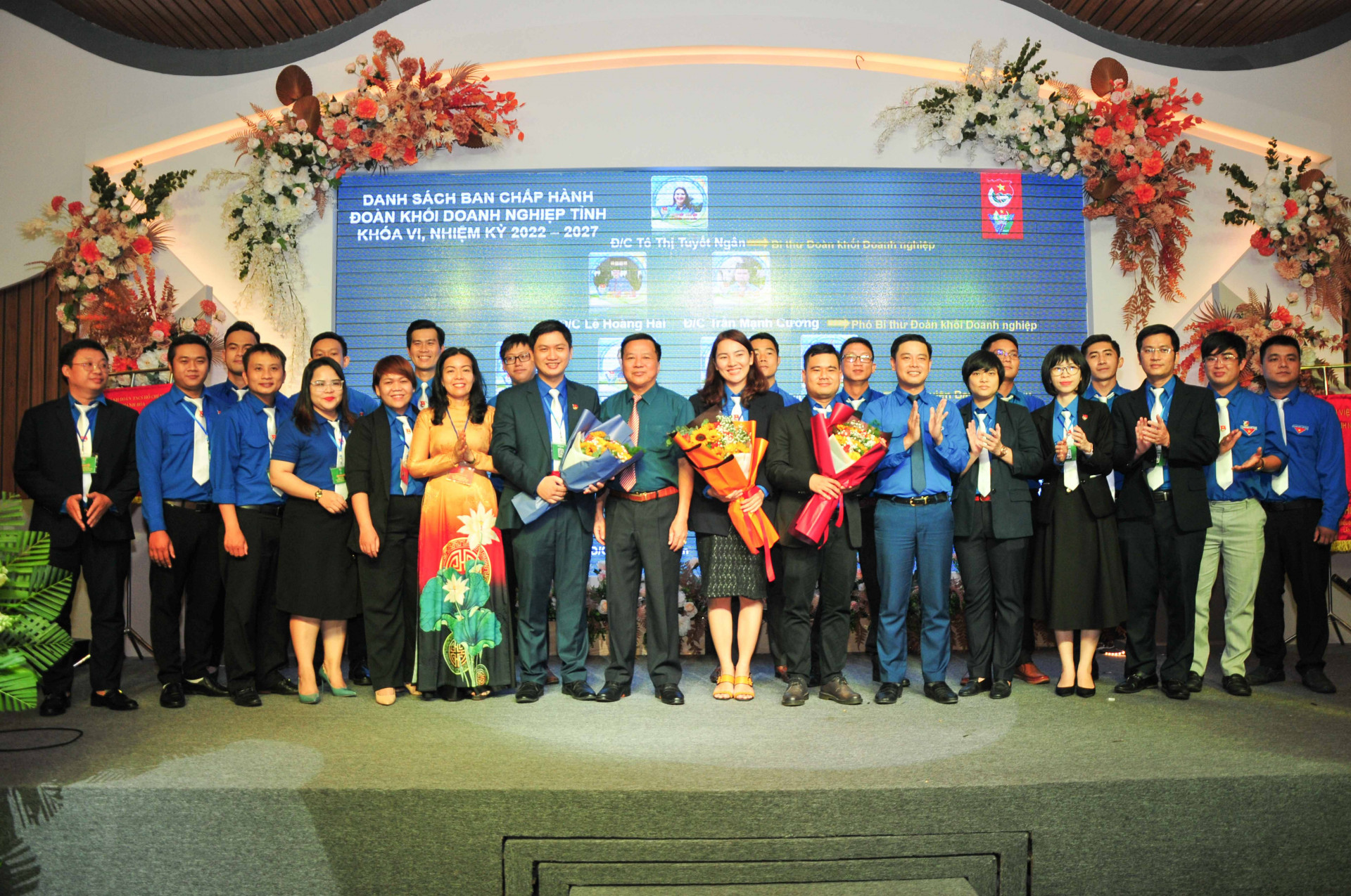 Các đại biểu tặng hoa chúc mừng Ban Chấp hành Đoàn Khối doanh nghiệp tỉnh nhiệm kỳ mới