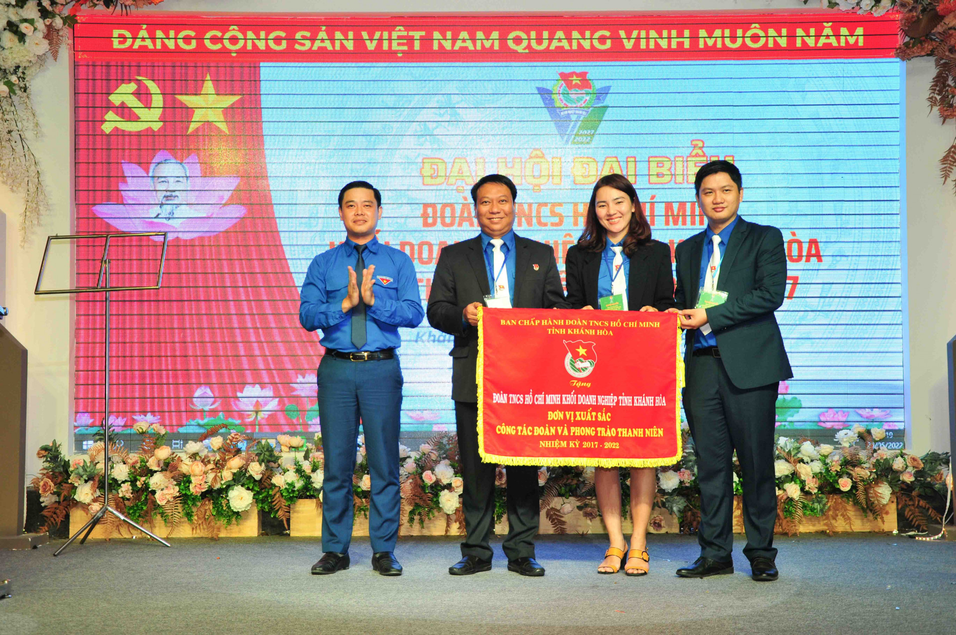 Tỉnh đoàn trao cờ thi đua xuất sắc nhiệm kỳ 2017 - 2022 cho Đoàn Khối doanh nghiệp tỉnh
