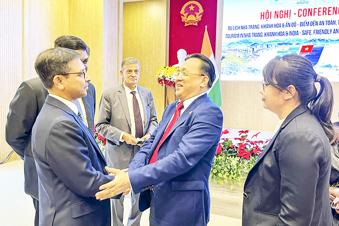 Le Huu Hoang and Indian Ambassador in Vietnam Pranay Verma meeting to connect tourism of the two sides.