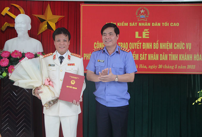 Ông Nguyễn Quang Dũng trao quyết định bổ nhiệm cho ông Nguyễn Văn Nguyên.