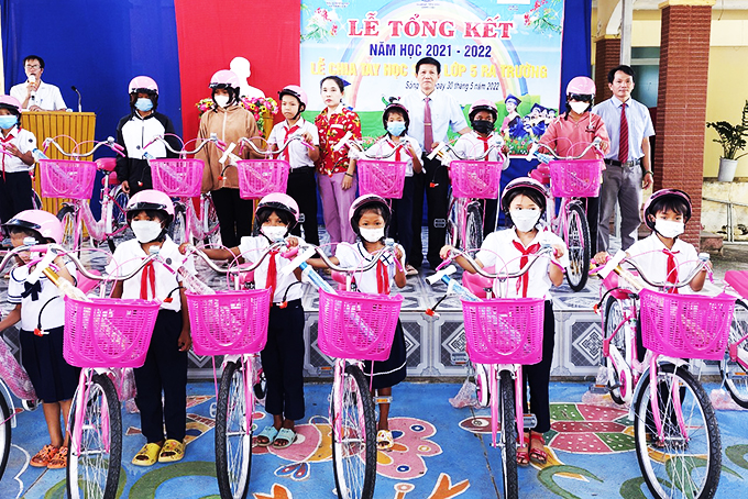 Tổ chức Rock - Paper - Scissors Children's Fund: Phối hợp với các đơn vị tặng quà cho 200 học sinh xã Sông Cầu