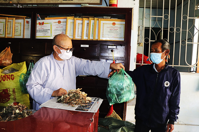 Lương y Đỗ Thị Tân phát thuốc miễn phí cho bệnh nhân nghèo.