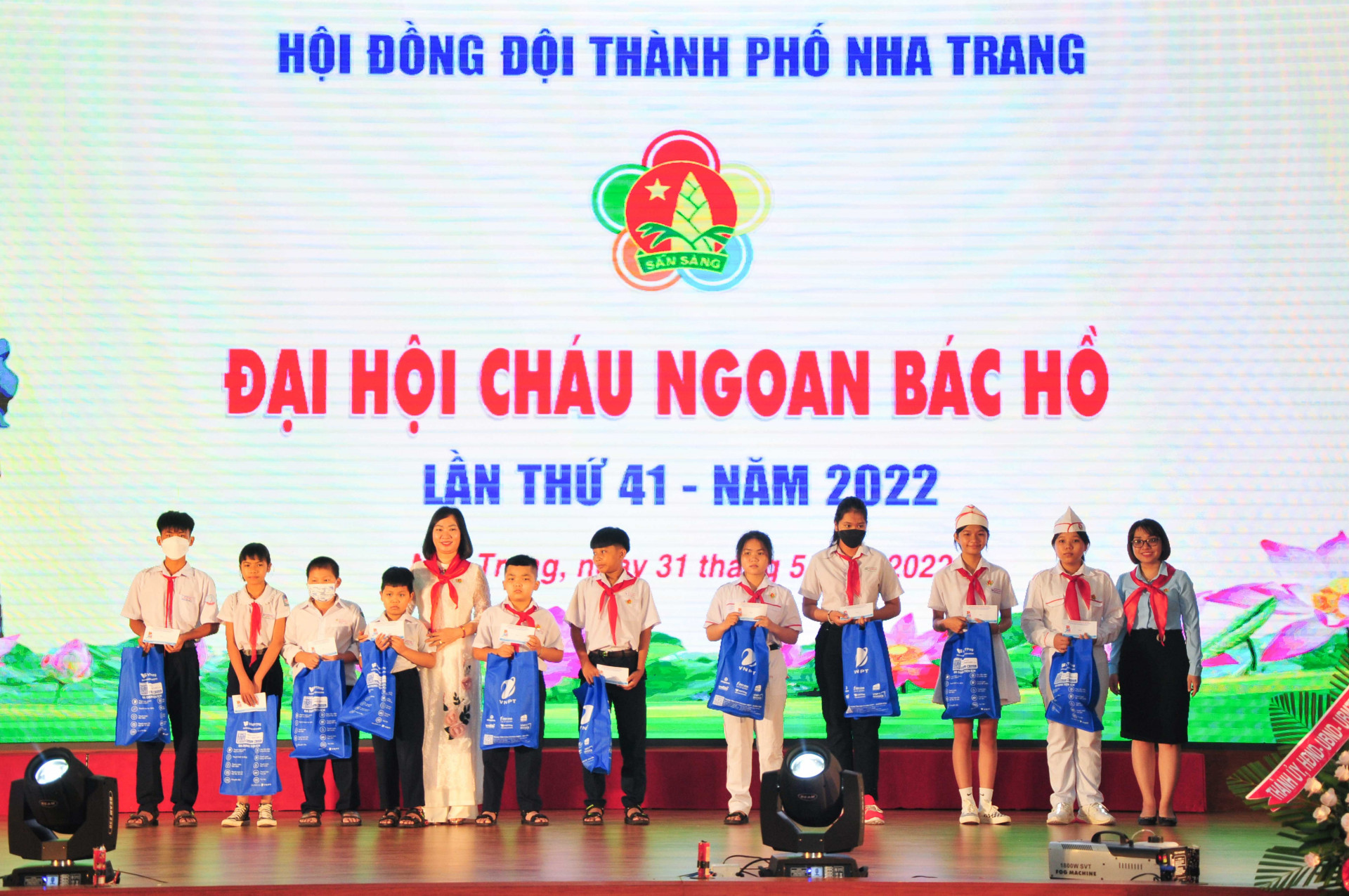 Ban tổ chức trao học bổng cho các đội viên, học sinh vượt khó vươn lên trong học tập