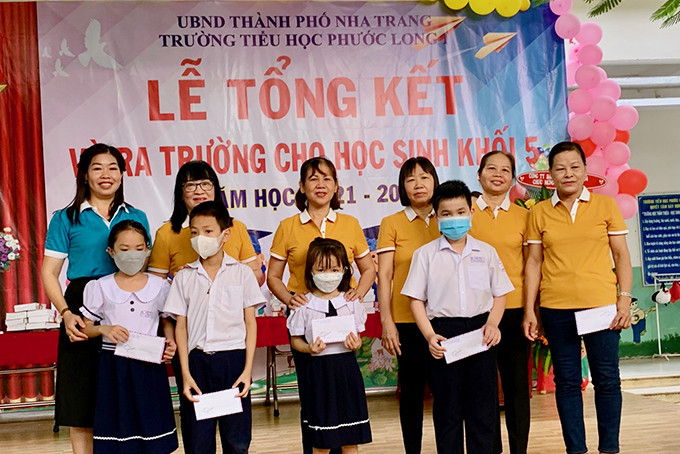 Trao học bổng cho các em học sinh khó khăn Trường Tiểu học Phước Long 1.