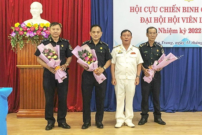 Lãnh đạo Hội Cựu chiến binh tỉnh tặng hoa chúc mừng  Ban Chấp hành Hội Cựu chiến binh Cục Hải quan tỉnh nhiệm kỳ mới.