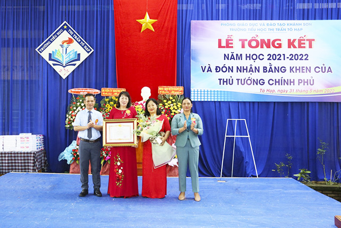 Thừa ủy nhiệm của Thủ tướng Chính phủ, lãnh đạo  huyện Khánh Sơn trao tặng bằng khen cho nhà trường.