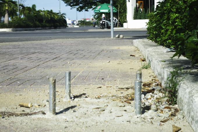 Cọc sắt nơi hành lang đi bộ