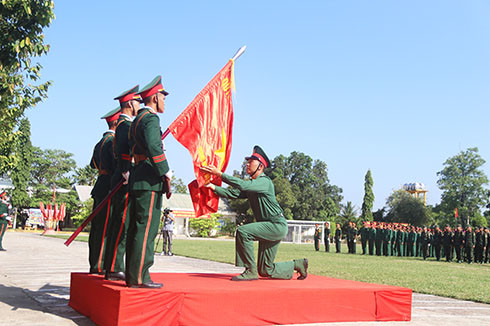 Chiến sĩ mới thực hiện nghi thức tuyên thệ