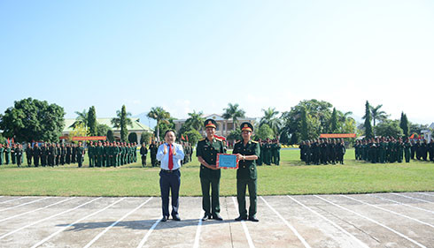 Phó Chủ tịch Thường trực UBND tỉnh Khánh Hòa tặng quà cán bộ, chiến sĩ 
