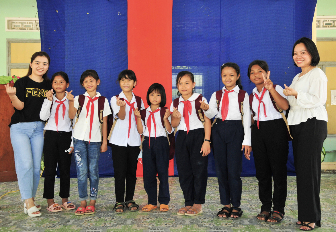 Lãnh đạo Báo Khánh Hòa và đại diện Hội từ thiện Hoa sứ với các em học sinh 