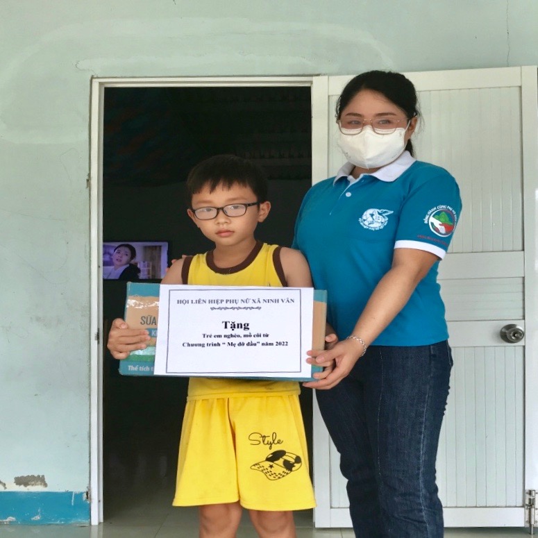 Thăm, tặng quà trẻ em nghèo, mồ côi từ Chương trình "Mẹ đỡ đầu"