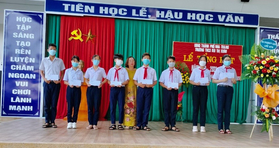 Trao học bổng cho các en học sinh