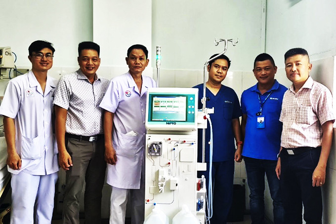Đại diện Công ty Nipro Việt Nam tặng máy chạy thận cho bệnh viện.