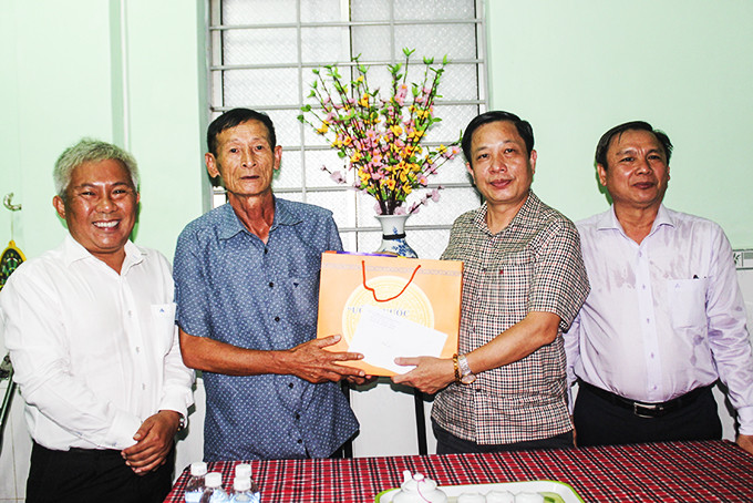 Ông Hà Quốc Trị, Phó Bí thư Tỉnh uỷ, Trưởng đoàn Đại biểu Quốc hội tỉnh thăm, tặng quà cho người có công ở thị xã Ninh Hoà