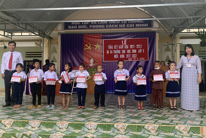 Trao học bổng cho học sinh Trường Tiểu học Khánh Bình.