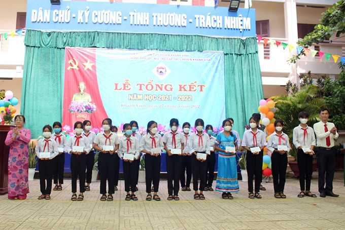 Trao học bổng cho học sinh Trường Dân tộc nội trú Khánh Vĩnh.