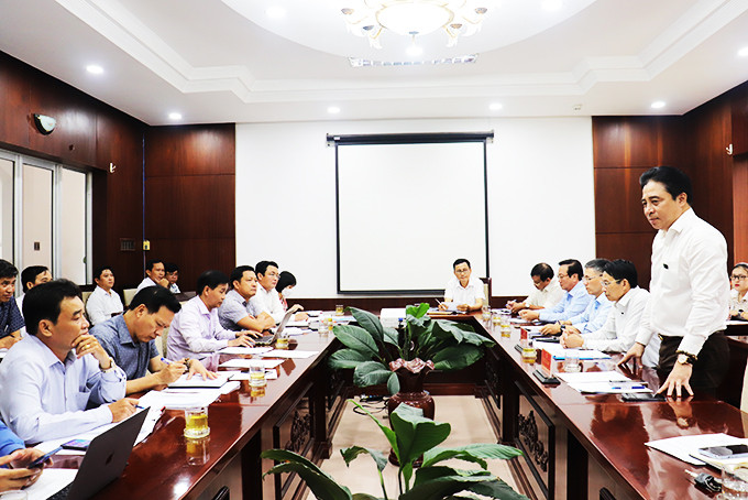 Ông Nguyễn Khắc Toàn chỉ đạo tại cuộc họp.