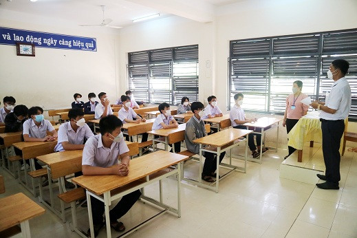 Thí sinh dự thi tại Trường THPT Phạm Văn Đồng (TP. Nha Trang) nghe phổ biến quy chế thi.