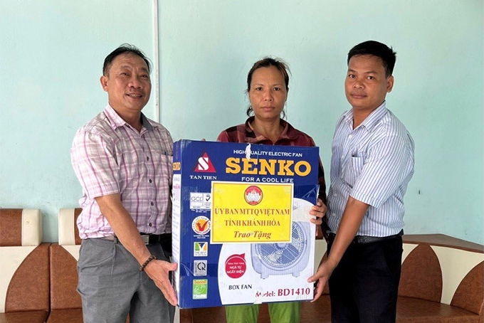 Bàn giao nhà Đại đoàn kết cho 4 hộ nghèo ở xã Khánh Nam