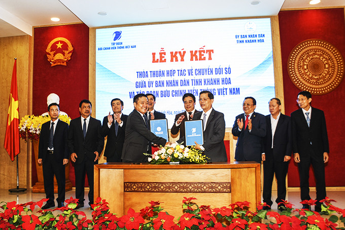Ông Nguyễn Tấn Tuân và ông Huỳnh Quang Liêm ký kết thỏa thuận hợp tác.