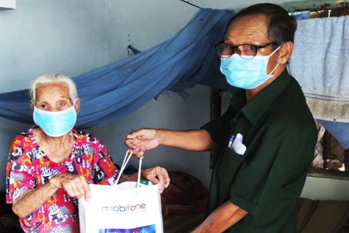 Hội Người cao tuổi xã Xuân Sơn tặng quà cho người cao tuổi khó khăn. 