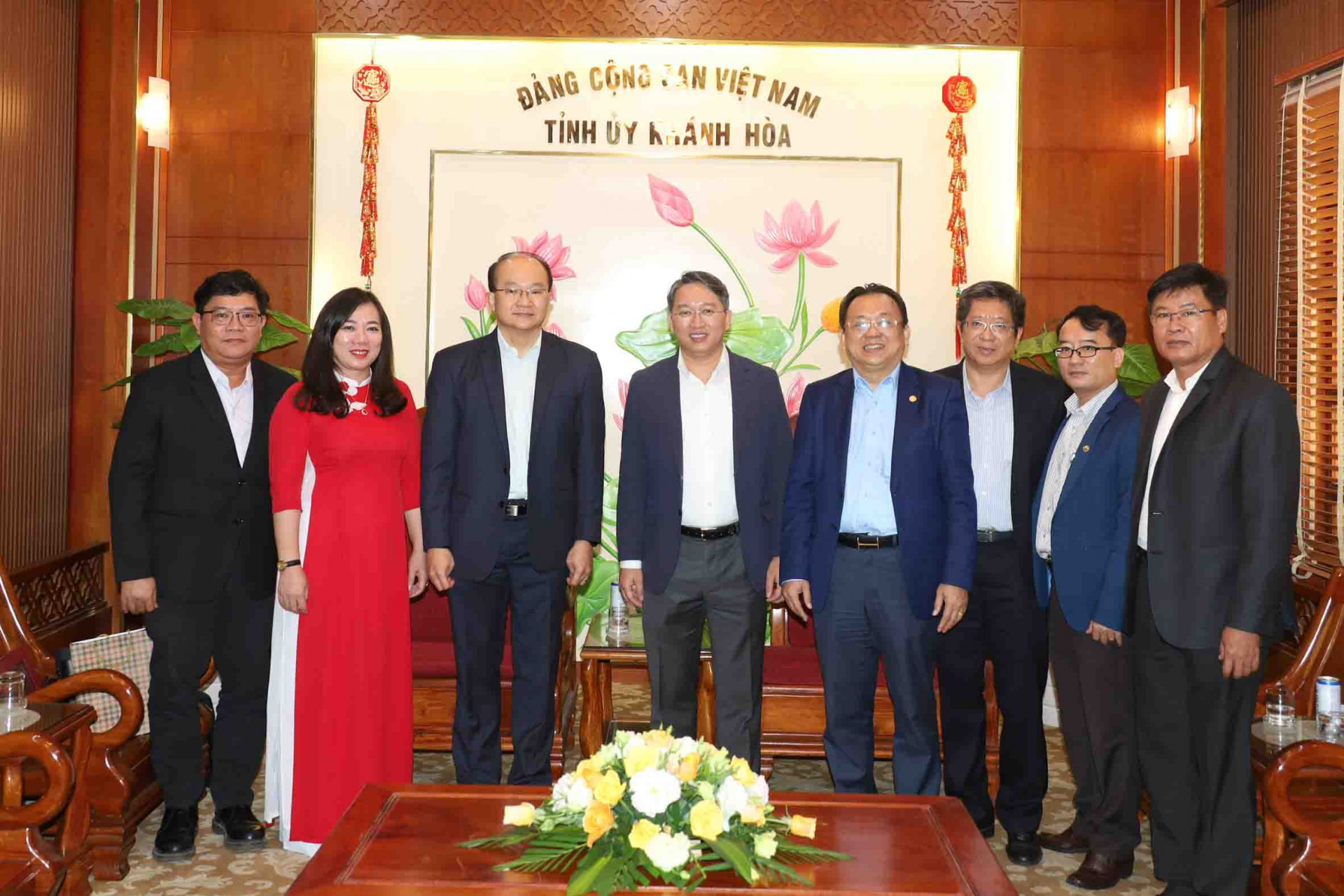 Ông Nguyễn Hải Ninh và các vị lãnh đạo tỉnh Khánh Hòa tại buổi tiếp ông Roy Kho (thứ 3 từ trái sang). 