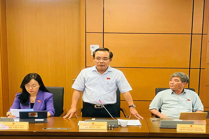 Đại biểu Lê Hữu Trí - Phó Trưởng đoàn chuyên trách Đoàn Đại biểu Quốc hội tỉnh Khánh Hòa phát biểu thảo luận.