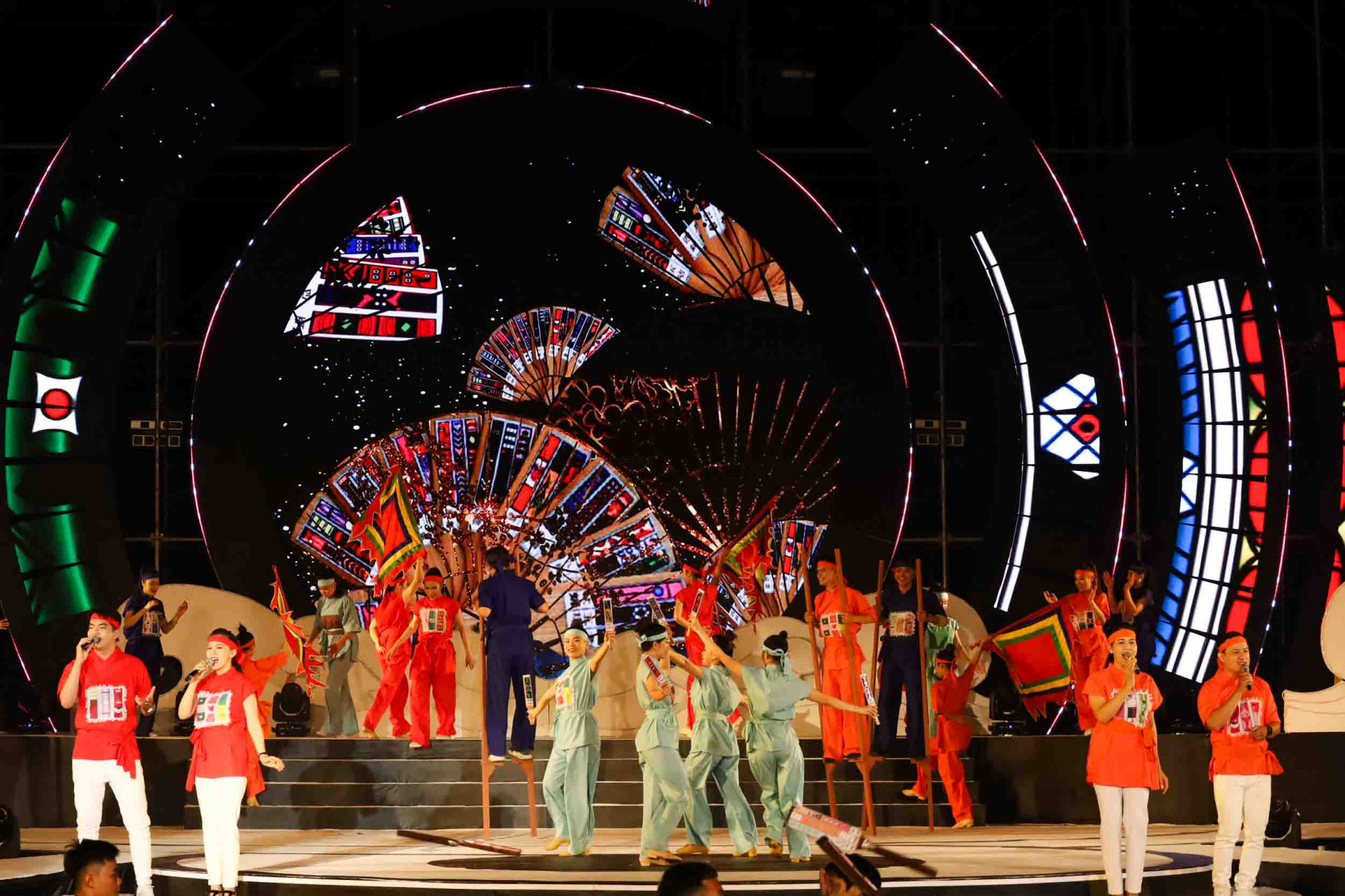Hai Dang Song and Dance Troupe of Khanh Hoa performing at “marvelous colorful night” show