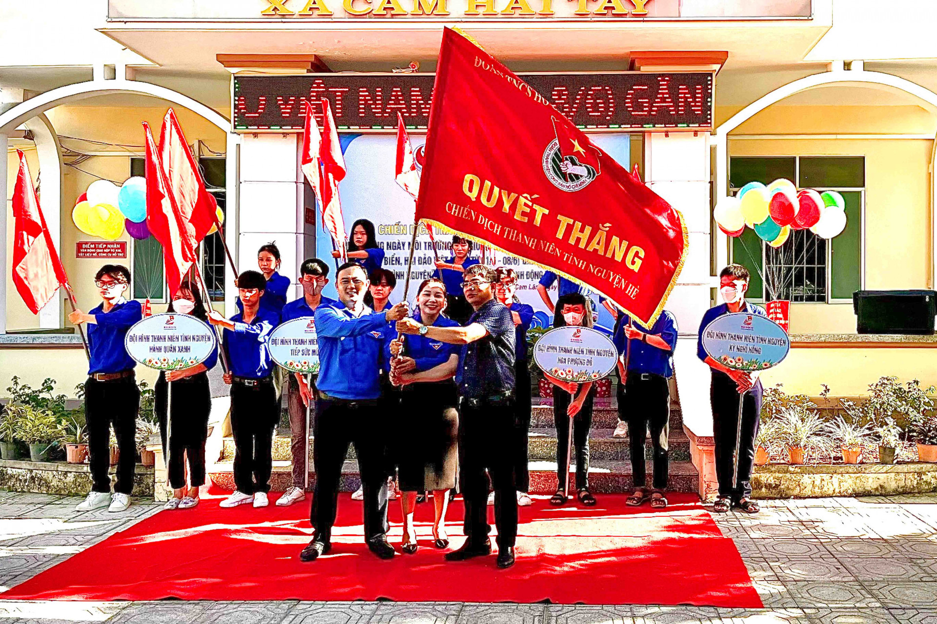 Chiến dịch Thanh niên tình nguyện: Chương trình Thanh niên tình nguyện được triển khai rộng rãi ở Việt Nam và đã có sự tham gia đông đảo của các thanh niên. Hình ảnh liên quan sẽ cho bạn thấy các thanh niên tình nguyện giúp đỡ cộng đồng với những hoạt động từ thiện, đóng góp cho xã hội.